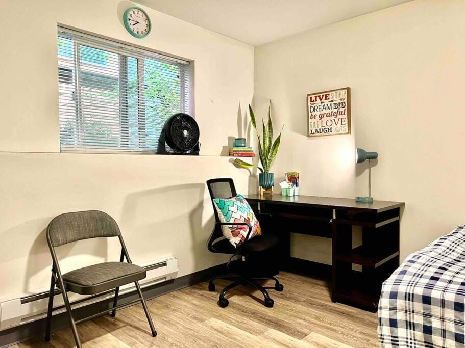 Photo of the whole room, hair dresser