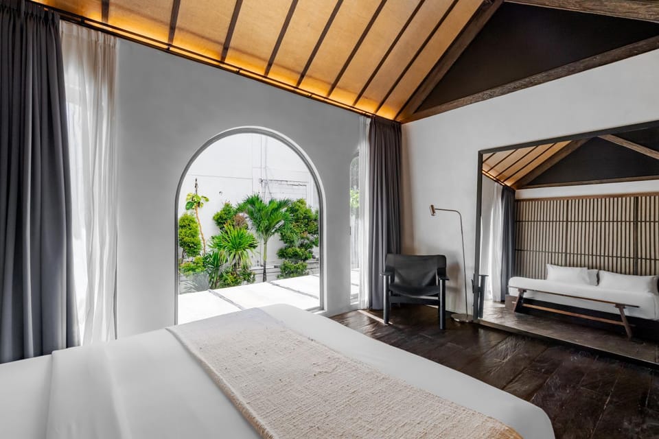 Bed, Seating area, Bedroom
