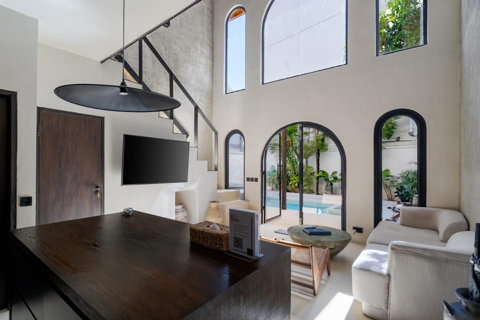 TV and multimedia, Living room, Pool view