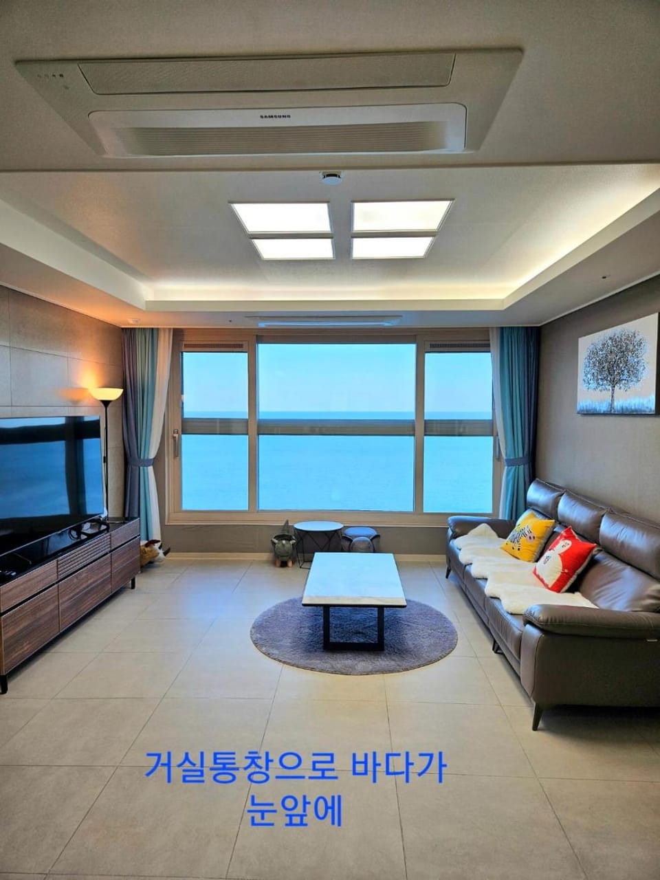 Natural landscape, TV and multimedia, Living room, Seating area