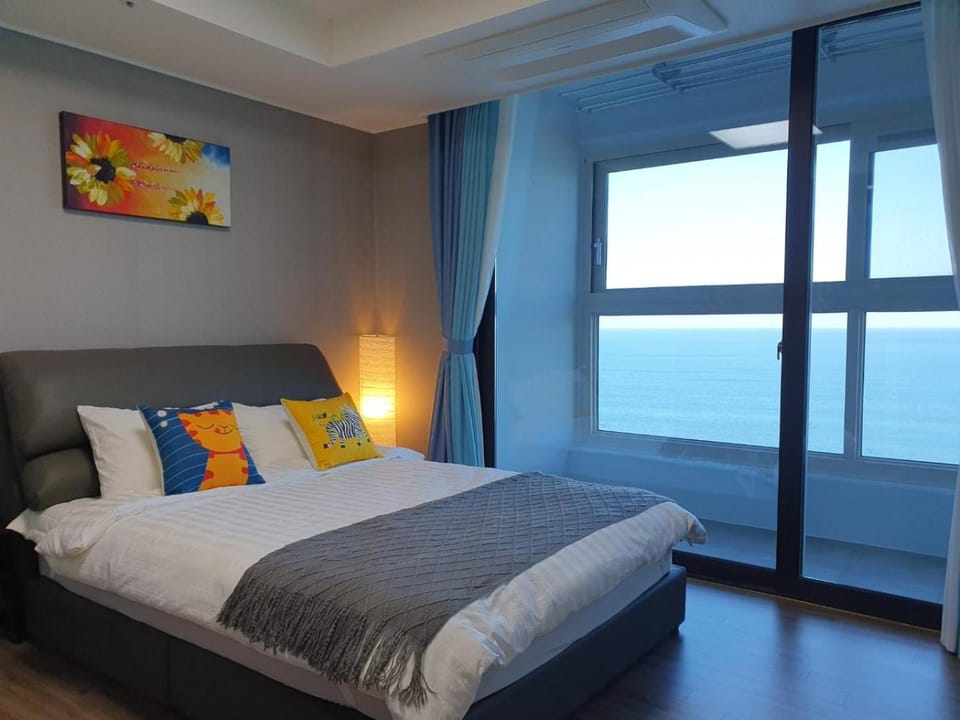 Bed, Natural landscape, Photo of the whole room, Bedroom, Sea view