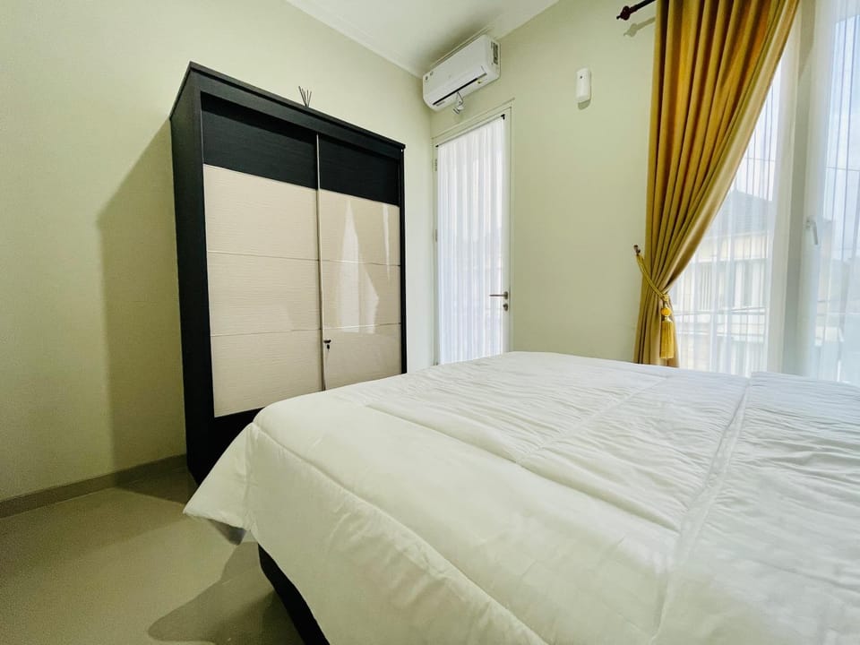 Bed, Photo of the whole room, Bedroom, wardrobe, air conditioner