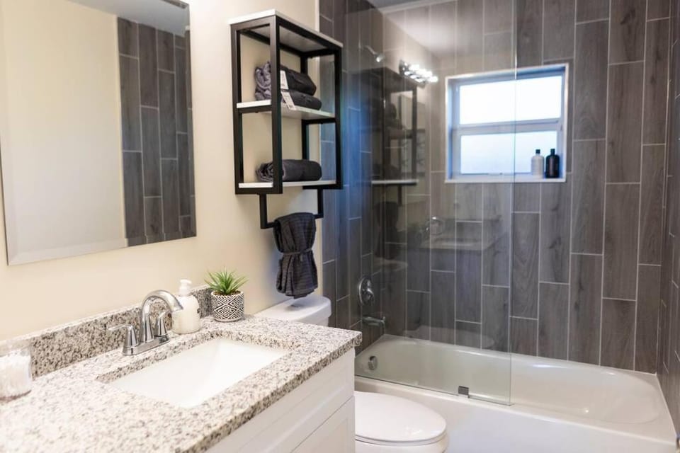 Palm Beach Getaway with hot tub & mini golf near beaches, downtown, and plenty of shopping House in West Palm Beach