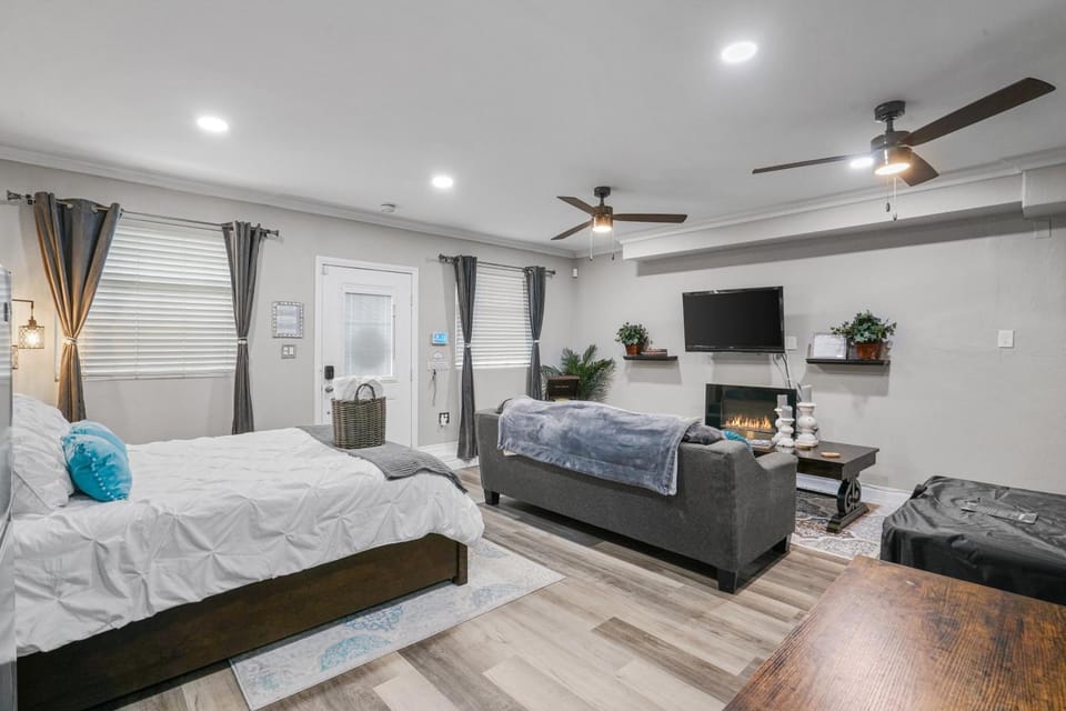 TV and multimedia, Seating area, Bedroom, fireplace