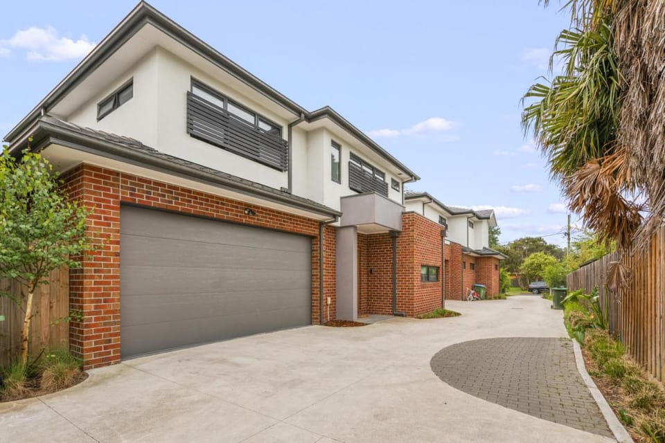 StayAU Modern 4-bedroom TH Bayswater House in Melbourne