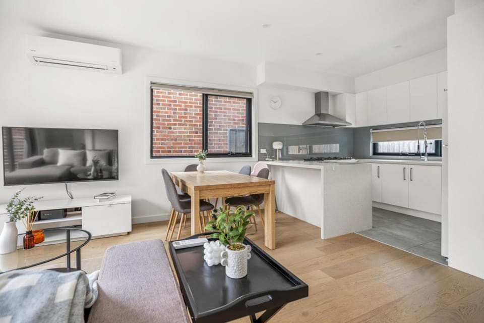 StayAU Modern 4-bedroom TH Bayswater House in Melbourne