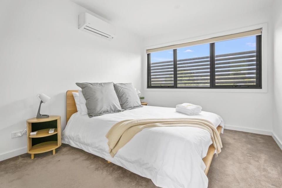 StayAU Modern 4-bedroom TH Bayswater House in Melbourne