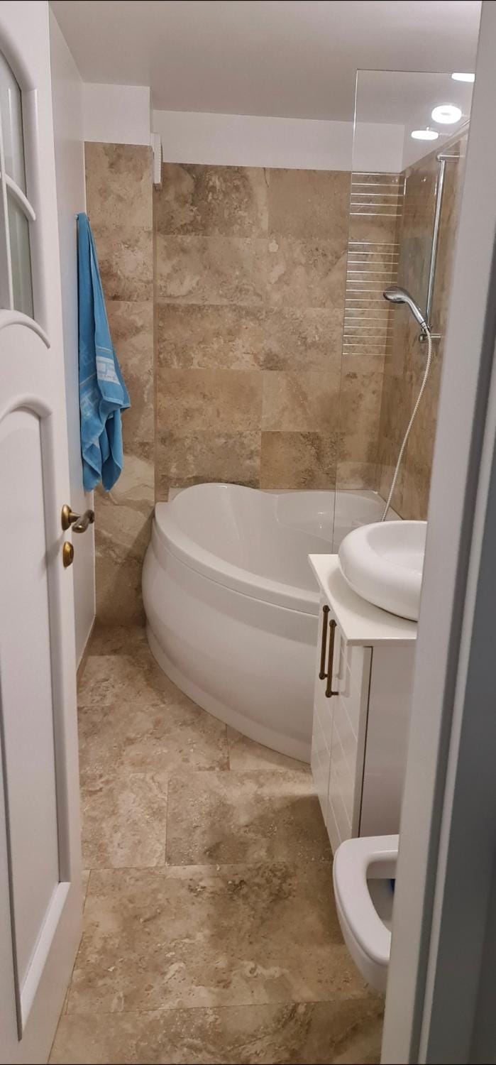 Bathroom, Bath, towels