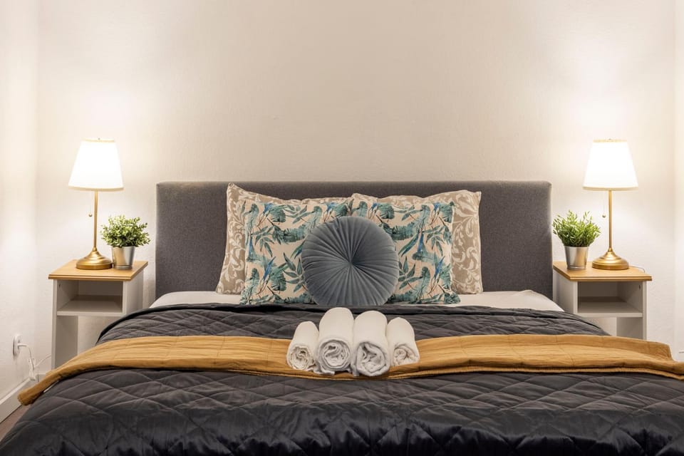 Bed, Photo of the whole room, Bedroom, towels