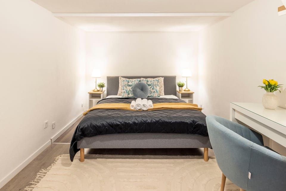 Bed, Photo of the whole room, Seating area, Bedroom