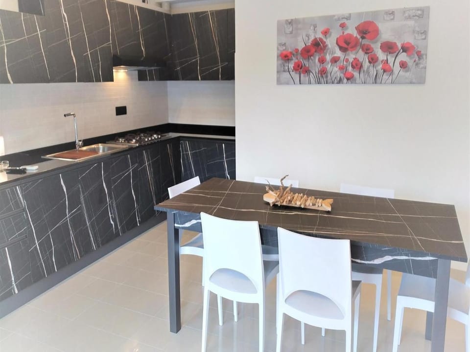 Dining area, kitchen