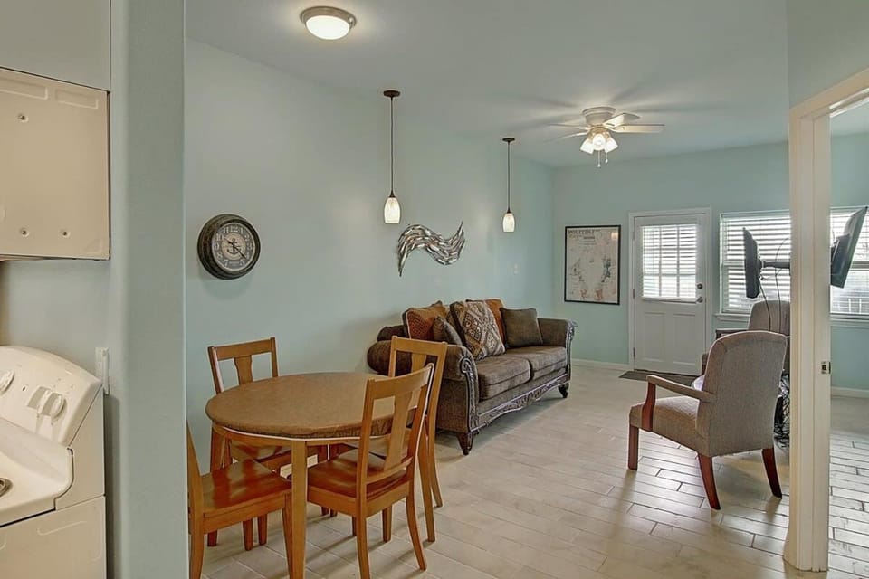 Captain Quarter's 1 bedrm unit at Sea Isle Village House in Port Aransas