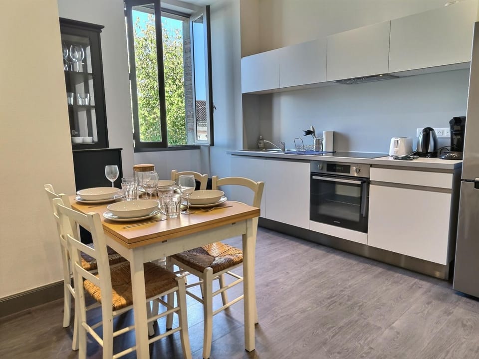 Kitchen or kitchenette, Dining area, dishwasher, pet friendly, stove, toaster