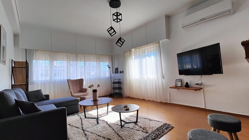 TV and multimedia, Living room, Seating area, Evening entertainment, fireplace, air conditioner
