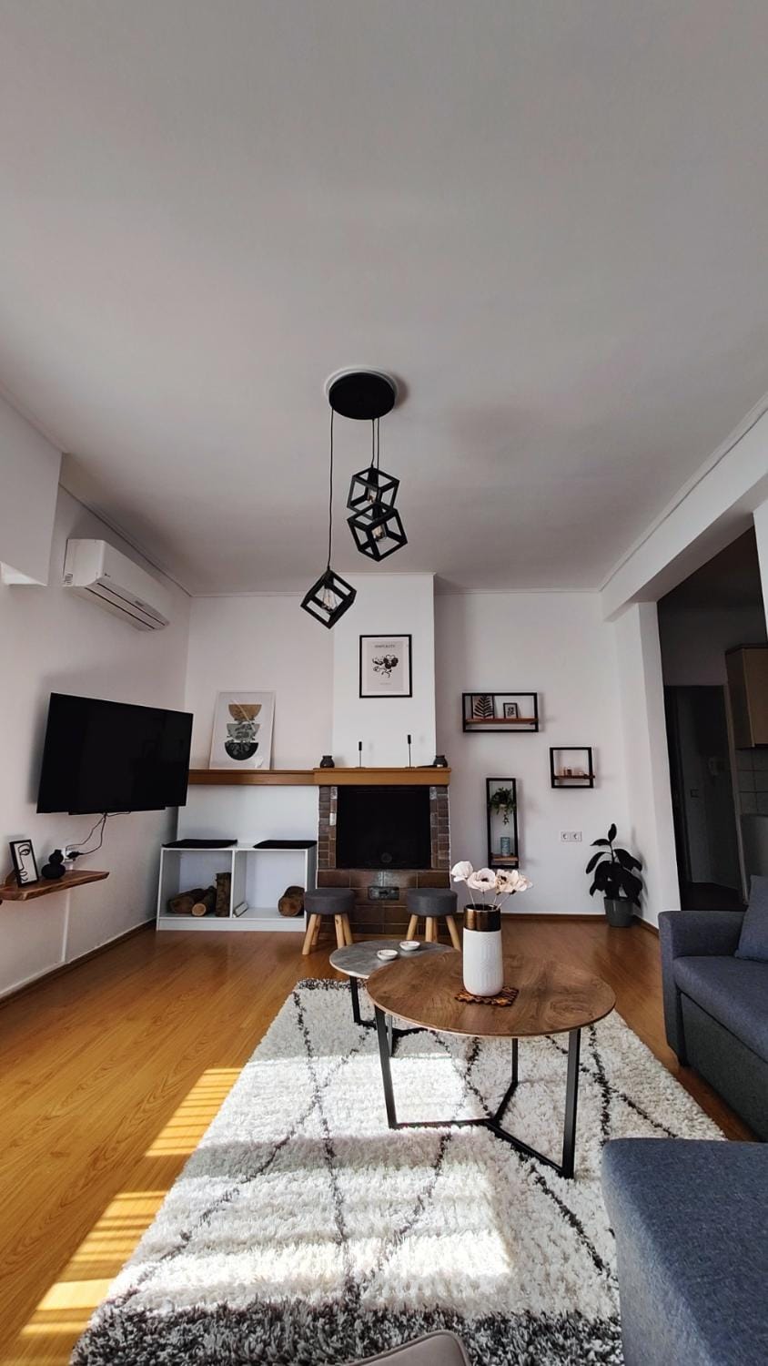 Communal lounge/ TV room, TV and multimedia, Living room, Seating area, fireplace
