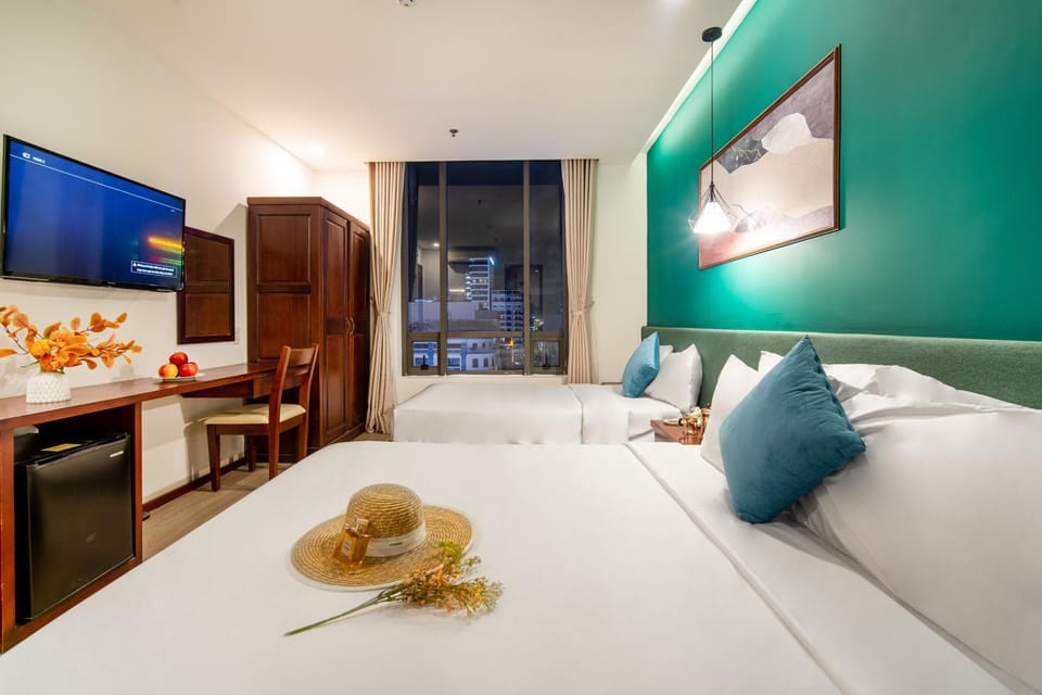 Bed, Night, TV and multimedia, View (from property/room), Photo of the whole room, Bedroom, City view, City view, Street view, Quiet street view, locker, minibar, wardrobe