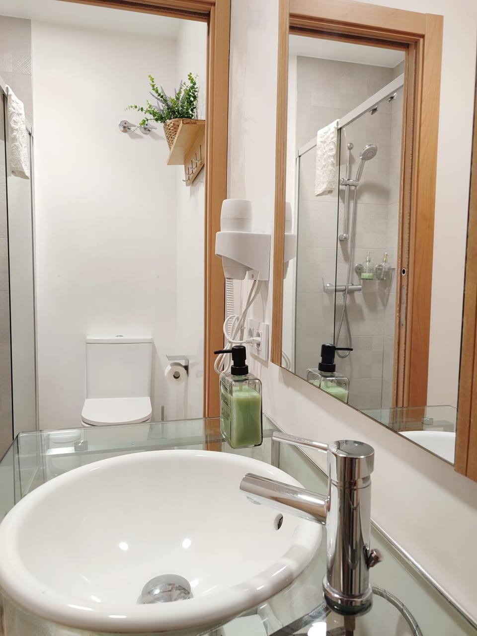 Shower, Toilet, Bathroom, Bath, hair dryier