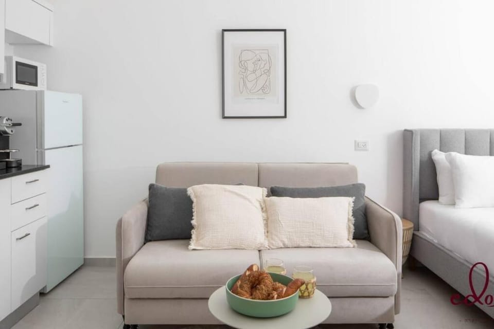 Kitchen or kitchenette, Living room, minibar