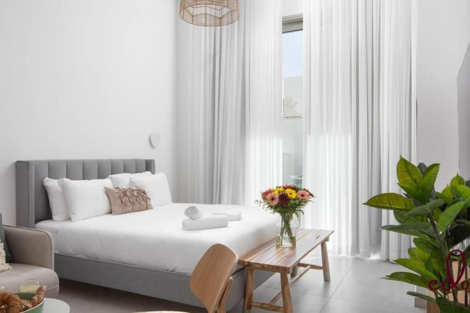 Bed, Living room, Photo of the whole room, Bedroom, towels
