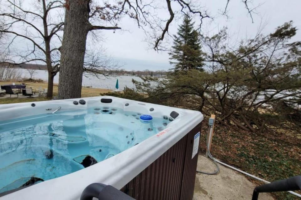 Campau Lake 2 BR| Half Retreat Cottage Hot tub Spa House in Michigan
