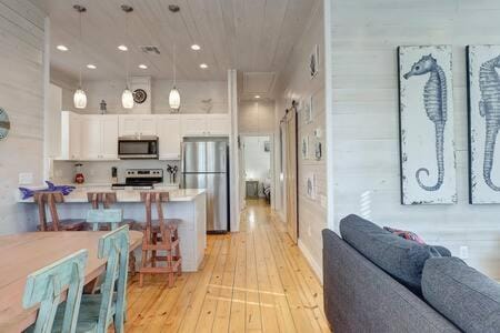 Highway 9 @ Sandcastle Cove - Private Heated Pool House in Port Aransas