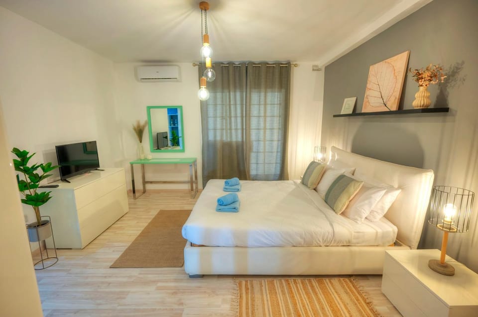 Spacious seafront 3 bedrooms - balcony GOSLM-7 Apartment in Sliema