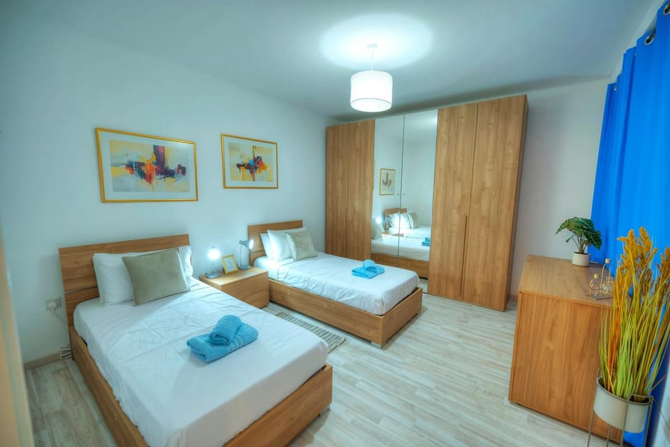 Spacious seafront 3 bedrooms - balcony GOSLM-7 Apartment in Sliema