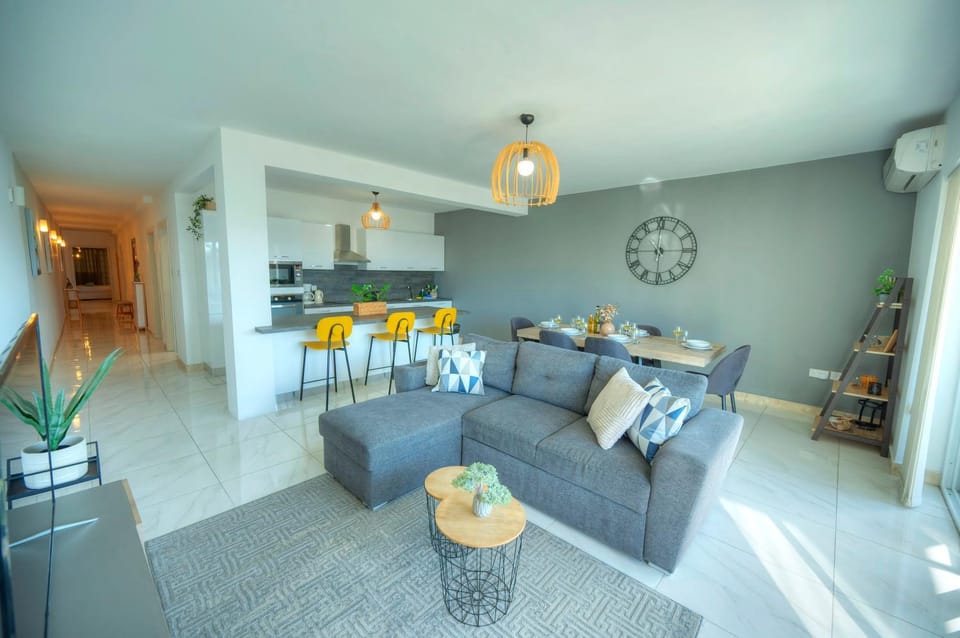 Spacious seafront 3 bedrooms - balcony GOSLM-7 Apartment in Sliema
