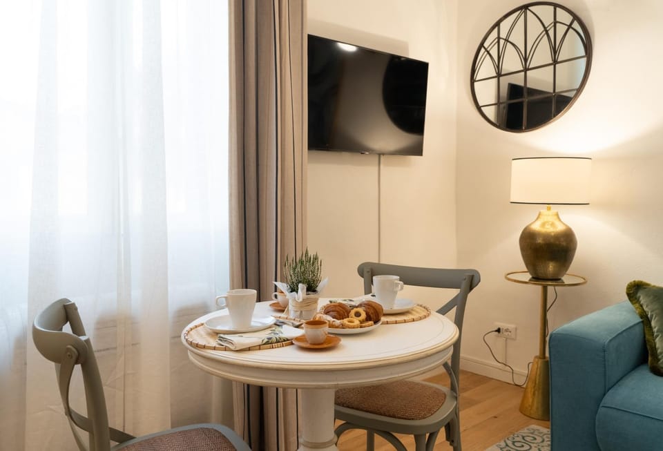 TV and multimedia, Living room, Seating area, Dining area