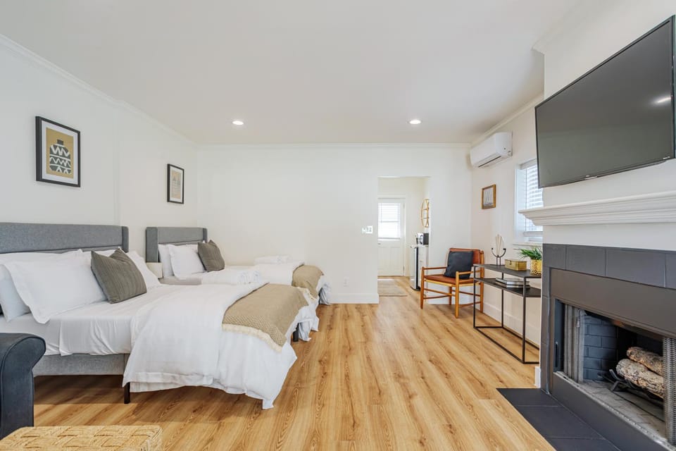 Elegant Guest unit Universal sleeps 6 hot tub House in Sherman Oaks