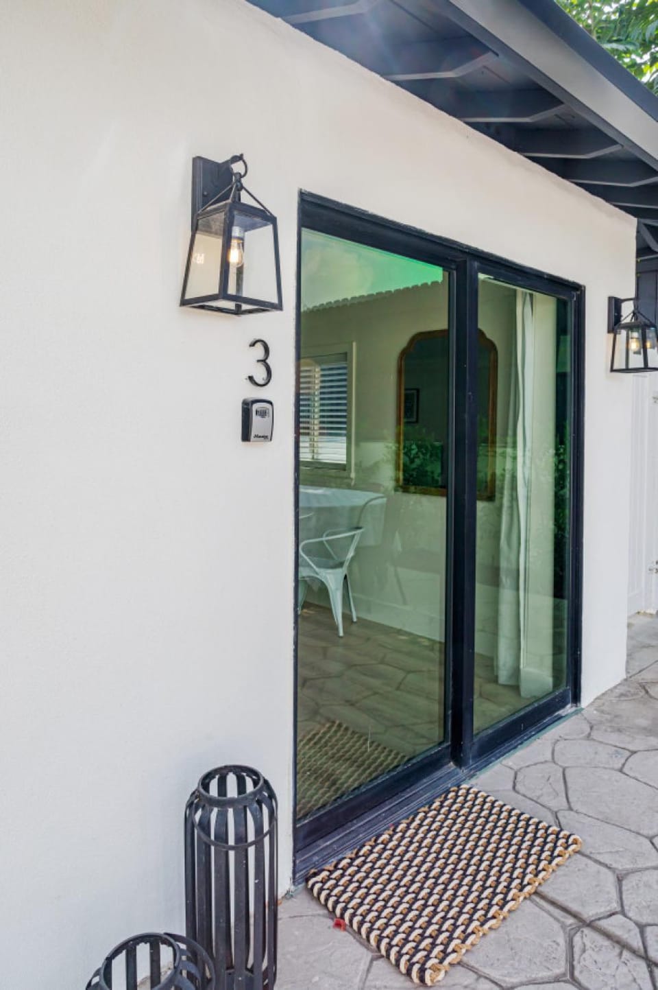 Elegant Guest unit Universal sleeps 6 hot tub House in Sherman Oaks