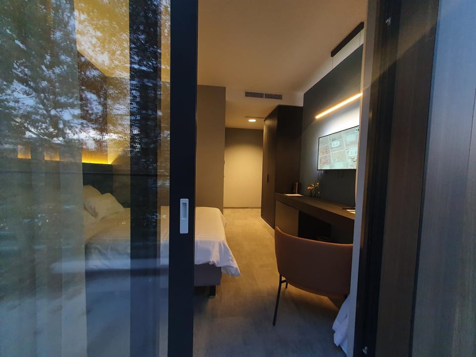 Bed, TV and multimedia, Seating area, air conditioner