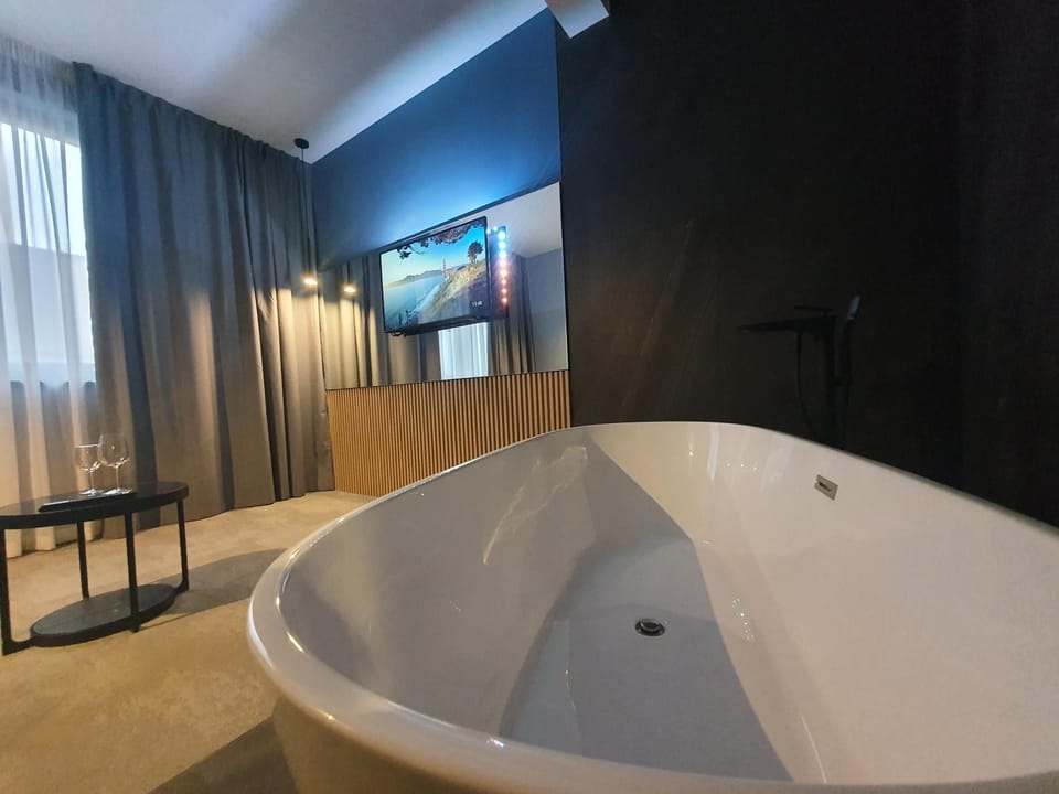 TV and multimedia, Seating area, Bath
