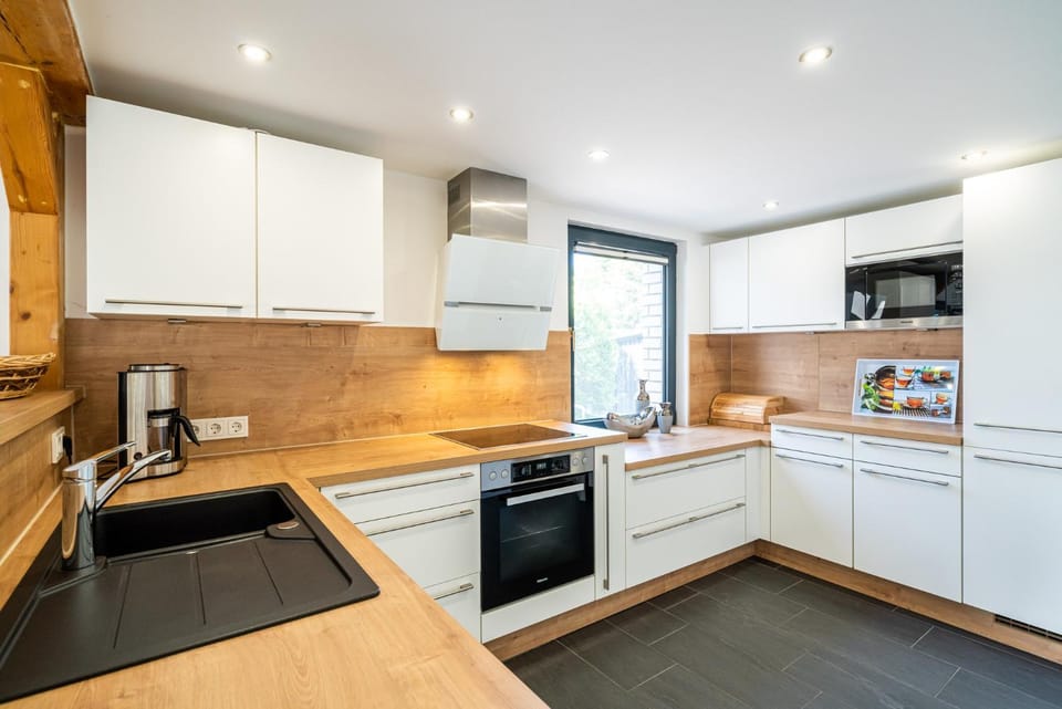 Coffee/tea facilities, Kitchen or kitchenette, oven, stove, toaster