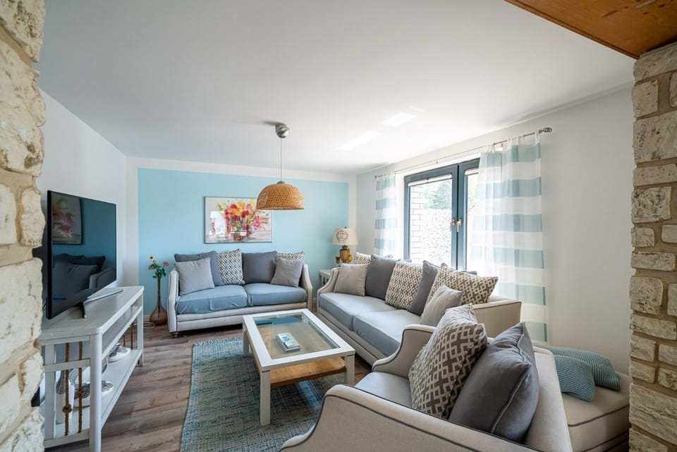TV and multimedia, Living room, Seating area, Evening entertainment