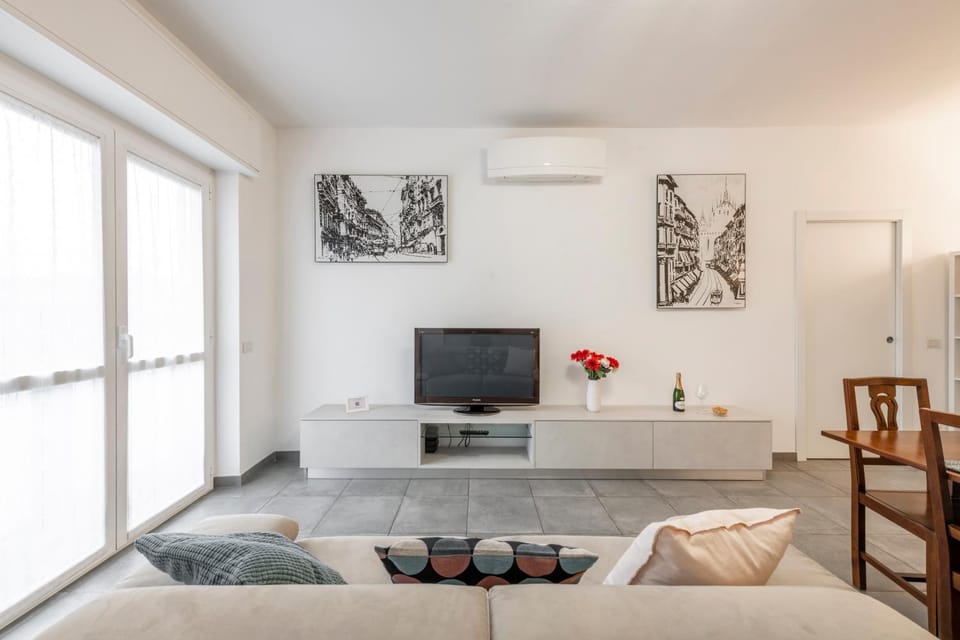 TV and multimedia, Living room, Photo of the whole room, Seating area, air conditioner
