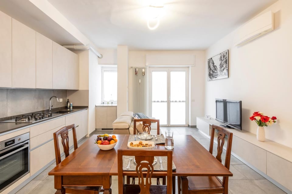 Kitchen or kitchenette, Dining area, stove