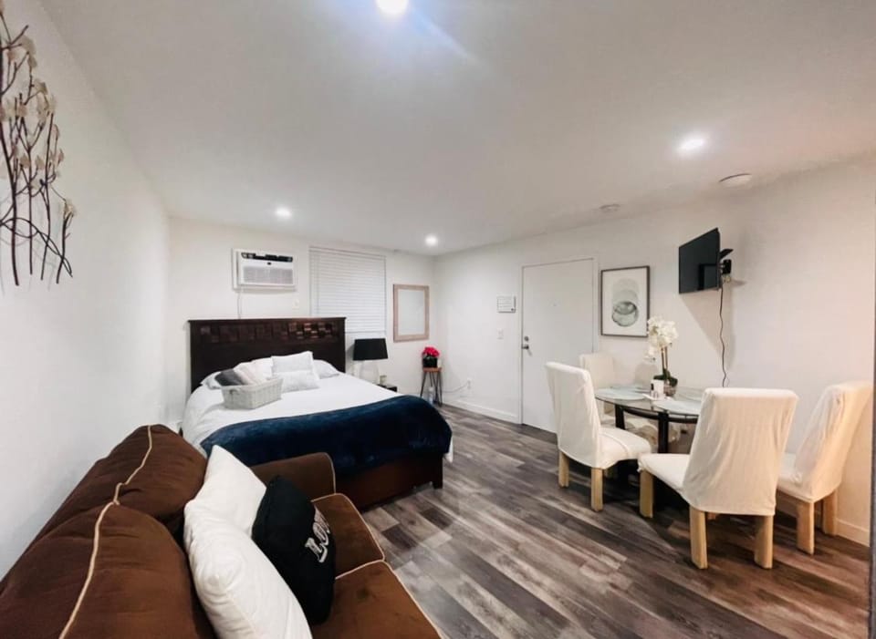 Lovely Sherman Oaks Studio Apartment in Sherman Oaks