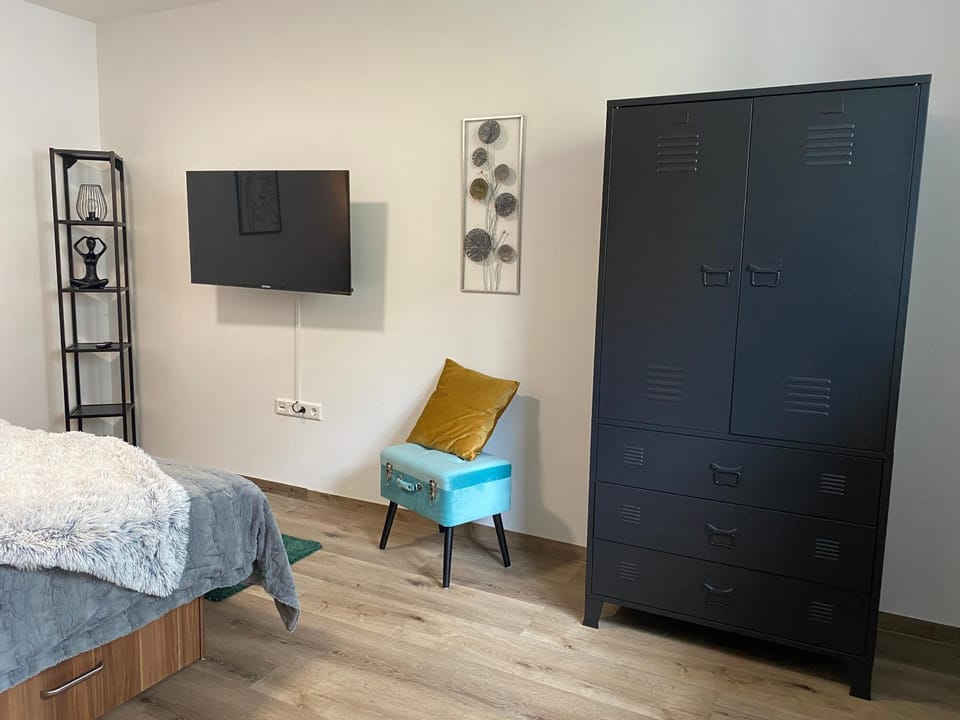 TV and multimedia, Photo of the whole room, wardrobe