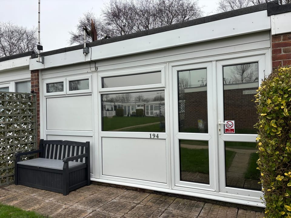 194, Two bed Chalet on Belle Aire Holiday Park - sleeps 4, pet friendly, free Wi-Fi, bed linen and towels included plus onsite entertainment available Chalet in Hemsby