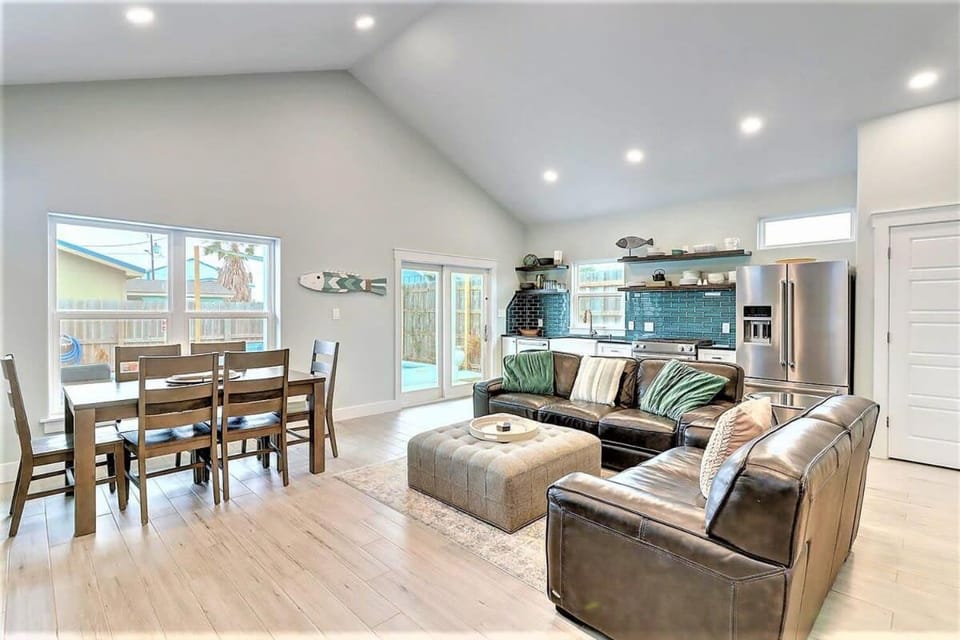 La Puerta Rosada - Gorgeous home w Private Pool House in Port Aransas