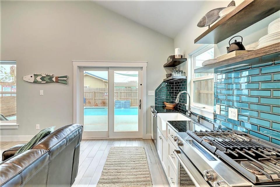 La Puerta Rosada - Gorgeous home w Private Pool House in Port Aransas