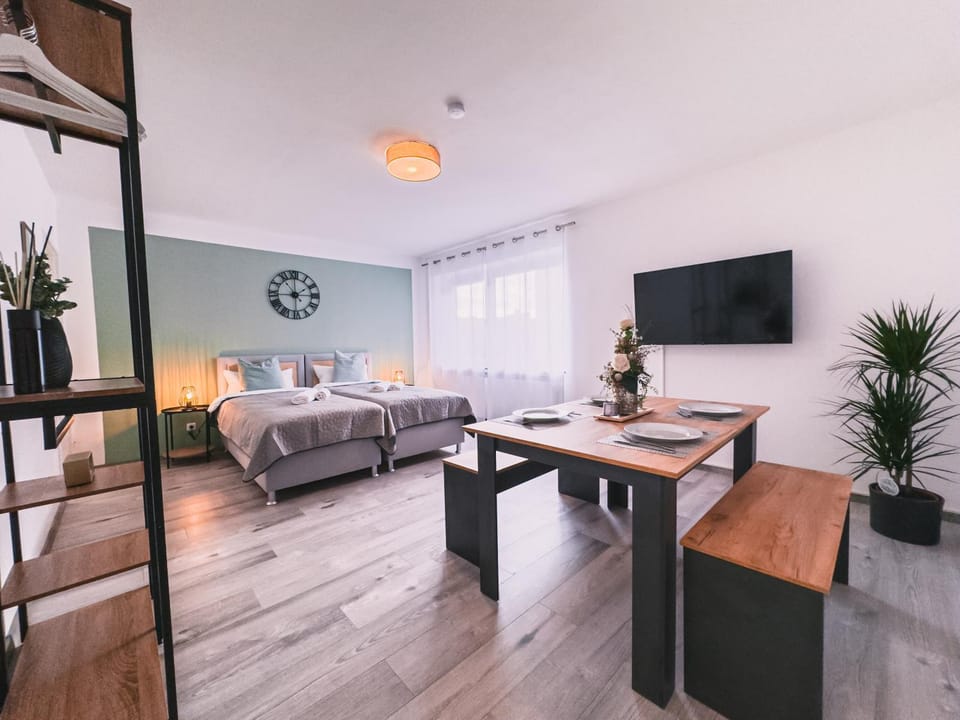 Communal lounge/ TV room, TV and multimedia, Living room, Seating area, Evening entertainment, hair dresser