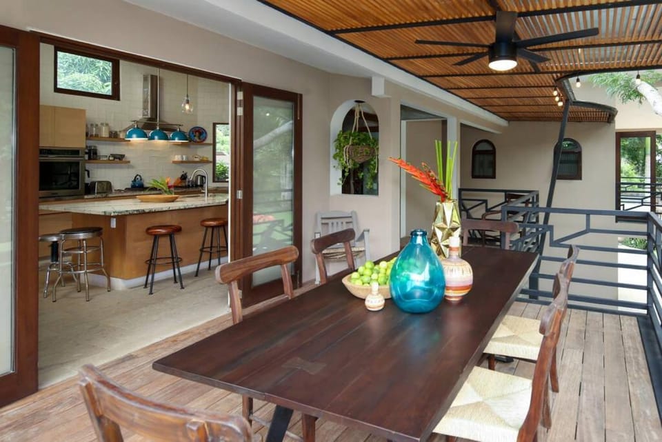 Seating area, Dining area, fireplace
