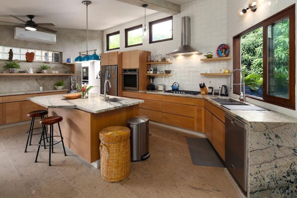 Kitchen or kitchenette, Dining area, fireplace, pet friendly, stove