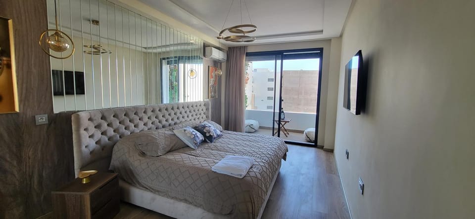 Bed, TV and multimedia, Bedroom