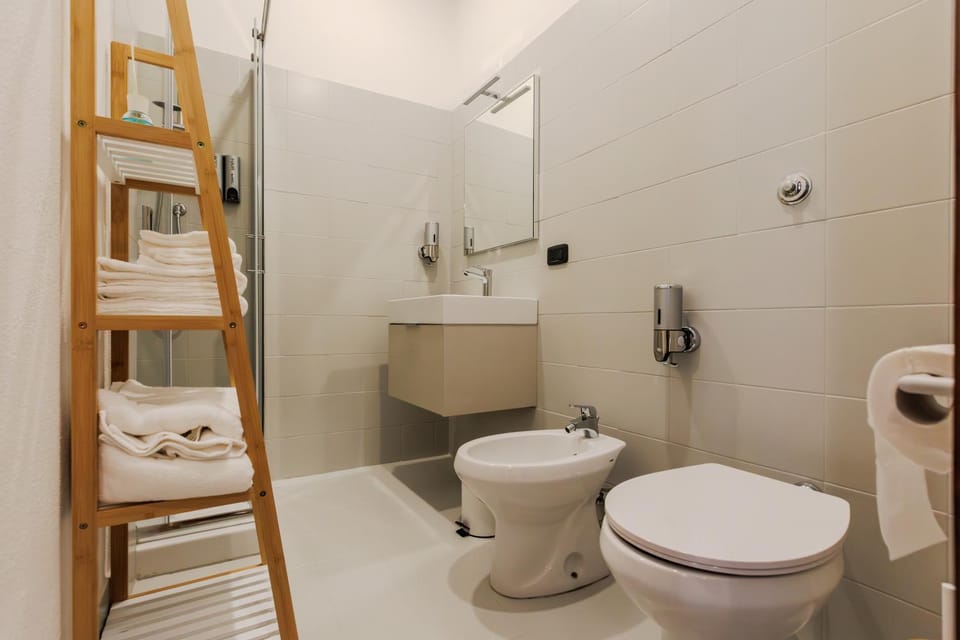 Shower, Toilet, Bathroom, bidet, towels