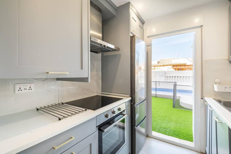 Kitchen or kitchenette, dishwasher, stove