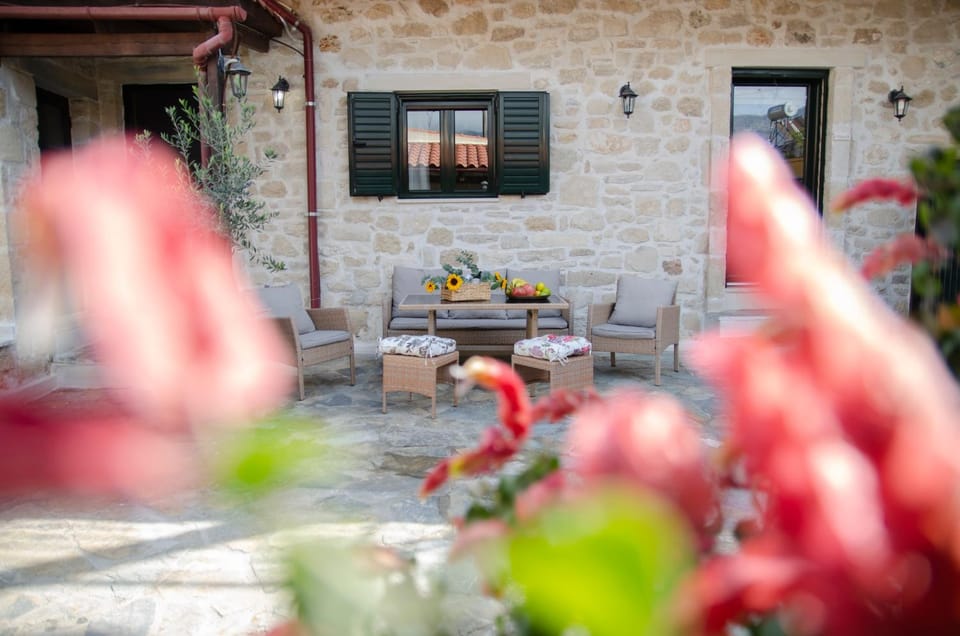 Property building, Patio, Day, Garden, Living room, Seating area, Dining area, Garden view