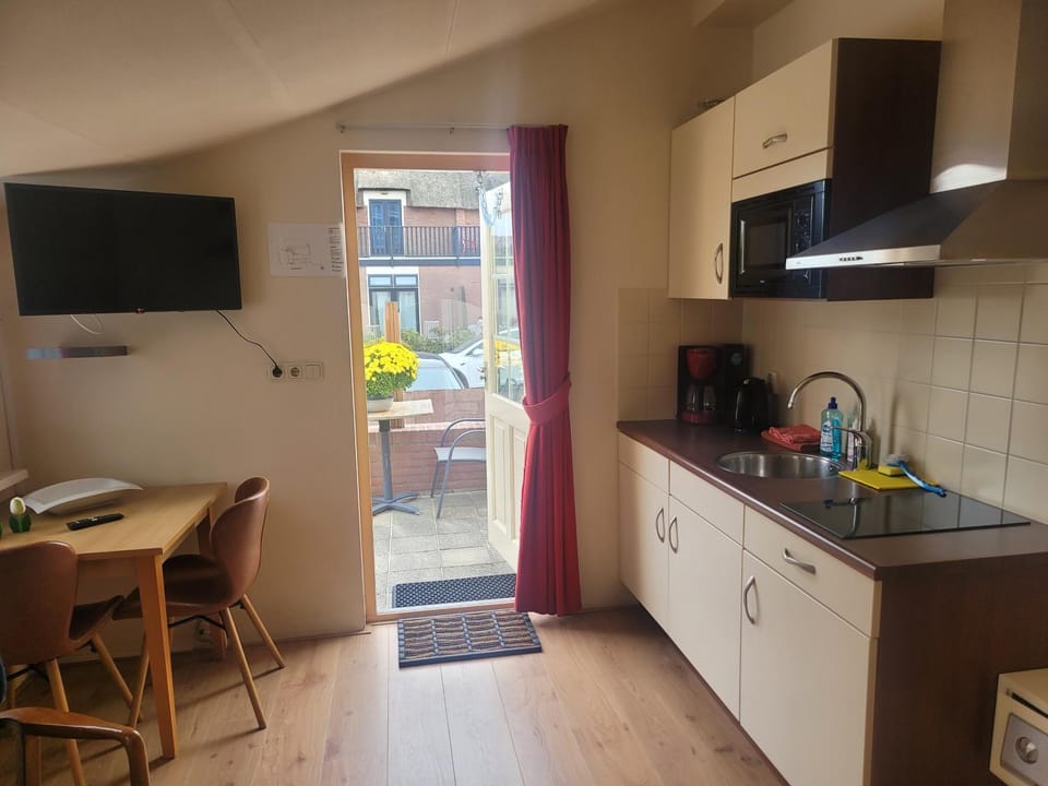 TV and multimedia, Kitchen or kitchenette, minibar, stove